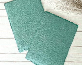 Biglietto fatto a mano in giada. CONFEZIONE DA 5 FOGLI. Cartoncino in cotone riciclato con bordo ondulato. Senza acidi. 300 g/m²