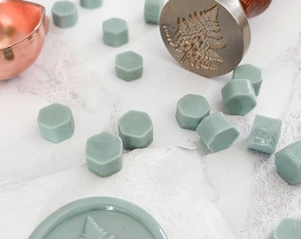 Perlas de cera para sellar en color verde salvia / Pequeñas perlas de cera en color verde grisáceo / Rinde para 10-15 sellos de cera / Sin plástico y biodegradable