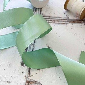 Ruban de satin vert sauge | Ruban vert frais dans une variété de largeurs | 6 mm, 13 mm, 16 mm, 19 mm, 25 mm ou 38 mm de large