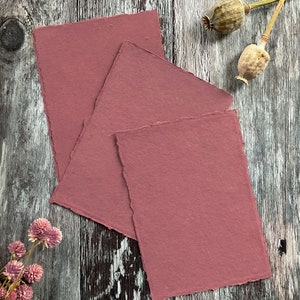 Carta fatta a mano 5"x7" in rosa scuro / CONFEZIONE DA 5 FOGLI / Carta straccio di cotone riciclato ecologico con bordo ondulato / 150 g/m²