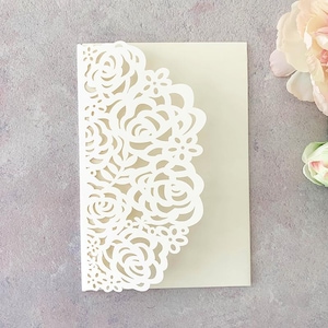 Invitación de bolsillo Beatrice cortada a láser en marfil perlado. Bolsillo desplegable en blanco. Preciosa invitación de boda DIY con bolsillo. Corte láser floral.