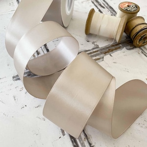 Taupe satijnen lint | Beige gekleurd satijnen lint in verschillende breedtes | 13 mm, 16 mm, 19 mm, 25 mm, 38 mm breed | Rol satijnlint