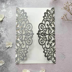 Faire-part découpé au laser scintillant somptueux Dans Argenté | Faire-part de mariage à paillettes argentées, blanc | Faire-part de mariage DIY de luxe