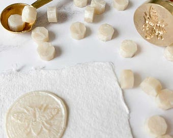 Pequeñas perlas de cera perladas / Perlas de cera de sellado color marfil perlado para hacer sellos de cera / Permiten hacer de 10 a 15 sellos / Biodegradables y sin plástico