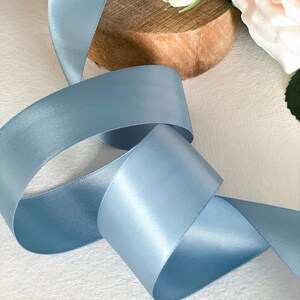 französisch Blaues Satinband | Dusky Blaues Satinband in verschiedenen Breiten erhältlich | 6 mm, 13 mm, 16 mm, 19 mm, 25 mm oder 38 mm Breite