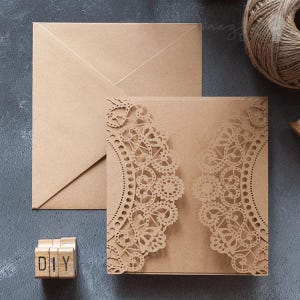 Invitación cortada a láser en papel kraft / Papelería cortada a láser para bodas DIY / Kit de invitación rústica / Tarjetas de lugar, envoltorios, tarjetas de agradecimiento, etc.