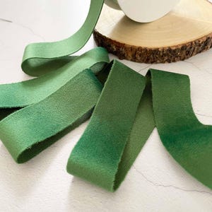 Luxe smaragdgroen fluwelen lint | Heldergroen fluwelen lint van Vivant | 25 mm of 40 mm breed