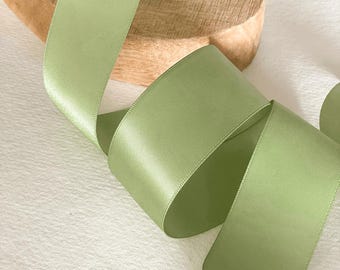 Cornice dorata con nastro di raso esploso e testo xmas sale su sfondo rosso disegno vettoriale