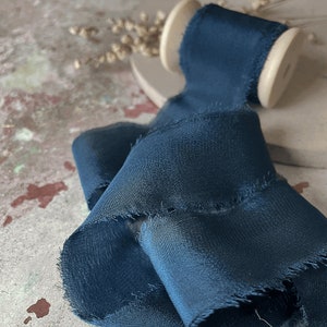 Nastro di seta blu navy / Rotolo da 5 metri di nastro di seta blu navy su una bobina di legno / Nastro di seta con bordo sfilacciato