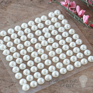 Perles auto-adhésives de 6 mm (Feuille de 100) | Coller les perles | Stickers décoratifs en perles | Décorations d'invitation à faire soi-même | Fabrication de cartes