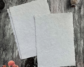 Papel hecho a mano en color gris claro. PAQUETE DE 5 HOJAS. Papel de trapo de algodón reciclado con borde engalanado. Libre de ácido.