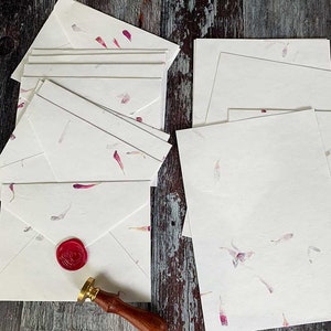 Aster - Ensemble papier et enveloppe faits main à fleurs | 20 feuilles de papier fait main avec enveloppes | Fleurs séchées d'aster rose