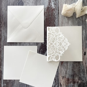 Pacote de 10 convites, inserções e envelopes cortados a laser Wisteria Matt Off White | PACOTE DE 10 | Quadrado | Pacote de convites em branco | Casamento faça você mesmo