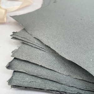 A6 handgeschöpftes Papier in grau | PACKUNG MIT 5 BLÄTTER | Die Büttenrandkarte ist aus recycelter Baumwolle | 150g/qm | Dunkelgrau