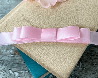 Flache Schleife in Rosa | Dekorative Schleife aus hellrosa Satin | Vorgefertigte Schleife zum Dekorieren von Hochzeitseinladungen, Briefpapier, Geschenkpapier und mehr