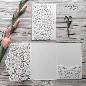Invito tascabile Amelie con taglio laser bianco - Invito vuoto con piega a tasca. Invito tascabile fai da te con taglio laser bianco. Matrimonio di lusso