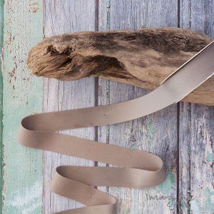 Luxe champagnefluwelen lint | Zacht fluwelen lint in een rijke beige kleur | Verkrijgbaar in 25 mm of 40 mm breed