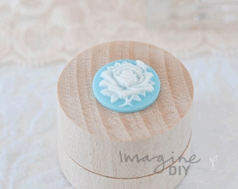 Victoria Rose Blue Cameo | OPAKOWANIE 5 SZT. | Mała okrągła kamea w jasnoniebieskim i białym kolorze | Kamea w kształcie róży | Ozdoba w stylu vintage