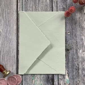 Buste di carta fatte a mano in verde chiaro. CONFEZIONE DA 5. Buste in carta straccio di cotone riciclato con bordo dentellato e patta diamantata