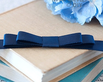 Flache Schleife in Marine | Einfacher oder doppelter Loop Eleganter Bogen in Navy Satin | Vorgefertigte Schleife zur Dekoration von Hochzeitseinladungen, Briefpapier, Geschenkverpackung etc