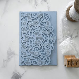Invito tascabile Amelie tagliato al laser in azzurro pallido / azzurro pastello Invito vuoto per matrimonio fai da te / Graziosi inviti per matrimonio fai da te