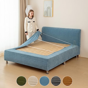 Puede incluir: Una funda de terciopelo azul para marco de cama con borde elástico y superficie de tela texturizada. La funda se muestra parcialmente colocada sobre una base de cama con una esterilla tejida, acompañada de cinco muestras de color circulares en verde, beige, azul, gris y marrón.