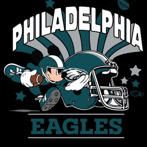 Op de afbeelding: Een cartoon Mickey Mouse die een groen-wit voetbaluniform en helm draagt, rent met een voetbal. Achter hem bevindt zich een groen-witte voetbalhelm met een adelaarlogo. De tekst "PHILADELPHIA EAGLES" staat boven en onder de afbeelding.