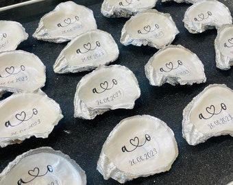 Tarjeta de lugar personalizada con forma de concha de ostra: recuerdo de boda con borde plateado