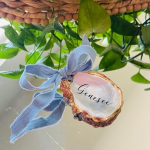 Plaatskaarten oesterschelp, plaatskaarten bruiloft, plaatskaarten, plaatskaarten Oyster met gouden rand, plaatskaarten bruiloft, huwelijksbedankjes, huwelijksdecor, ceremonie aan zee