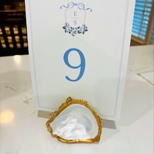 Porte-numéros de table en coquille d'huître dorée : décoration de mariage côtière