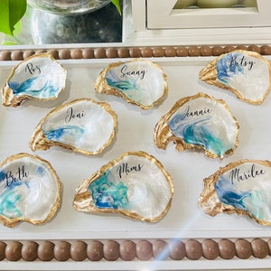 Tarjetas de lugar hechas con conchas de ostra, tarjetas de lugar pintadas a mano, tarjetas de lugar personalizadas, tarjetas de lugar para bodas, regalos de boda, decoración de bodas