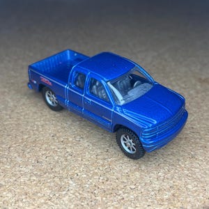 Maisto Silverado Z71 Blue in Color 1/64