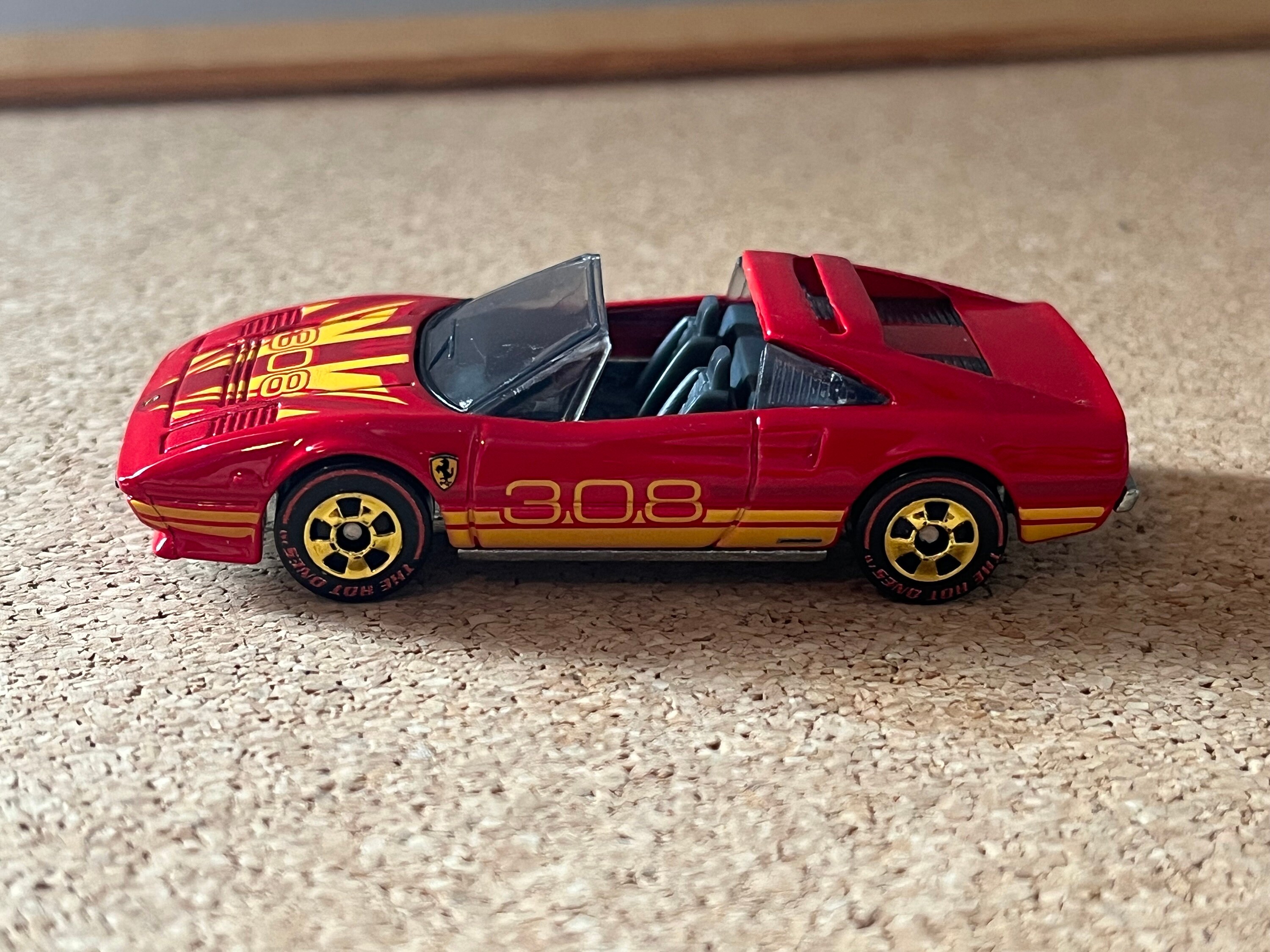 Hot Wheels Ferrari 308GTS セット Amazon.com: Hot Wheels Ferrari 308 GTS 1:64 Scale Die-Cast