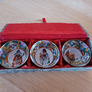 Hand Painted Porcelain Saki cups, set of 3, Miniature Japanese Oriental Tea Saki Rice Cups/ Bowls Fine China,Gold Trim hand painted Saki cup