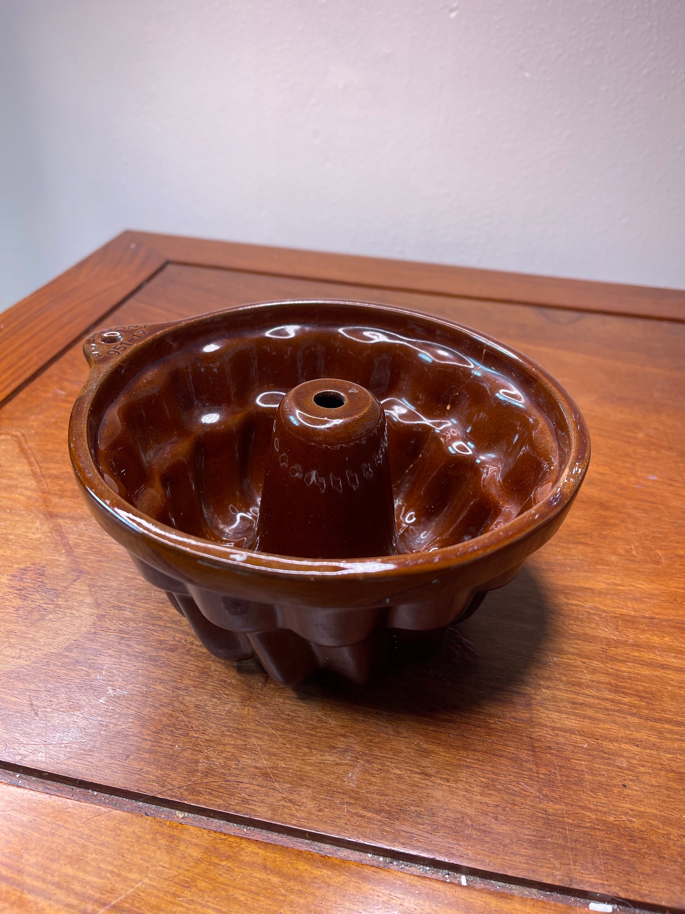 Bundt Cake Baking Pan, 7 Cup Ceramic Baking Dish, Wood and Soda