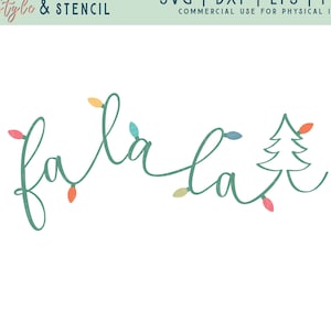 Può includere: Un font corsivo verde che scrive "fa la la" con un albero di Natale stilizzato alla fine. Le lettere sono decorate con lampadine colorate.
