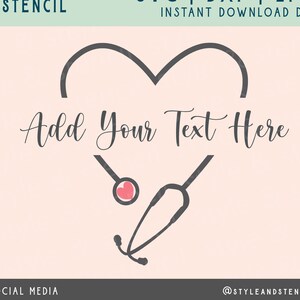Könnte beinhalten: Ein graues Herz mit einem Stethoskop darin. Das Stethoskop hat ein kleines rotes Herz am Ende des Hörstücks. Der Text "Add Your Text Here" ist in Kursivschrift im Herzen geschrieben.
