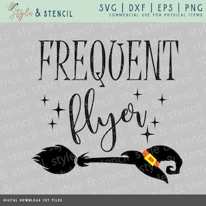以下が含まれることがあります： 「Frequent flyer」というテキストと、魔女の帽子とほうきが描かれた白黒のグラフィックデザイン。ほうきには、帽子に黄色とオレンジのストライプがあります。