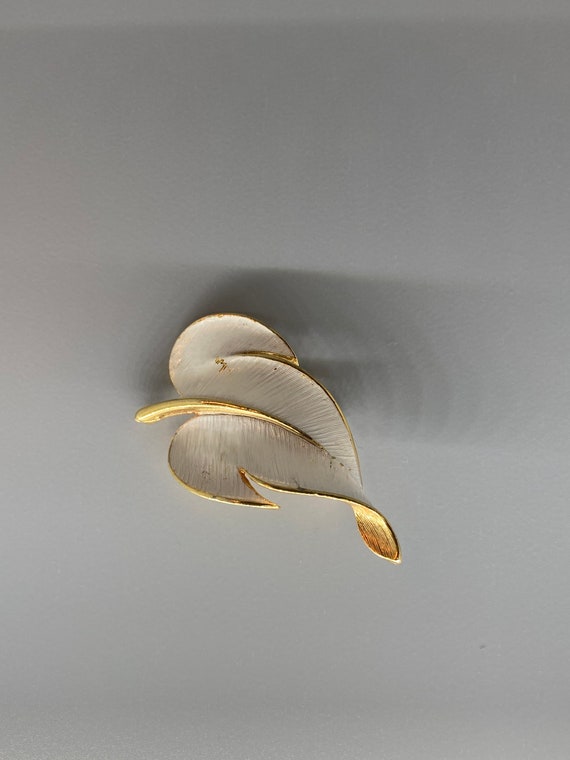 Vintage JJ Signed Enamel Leaf Brooch - image 3