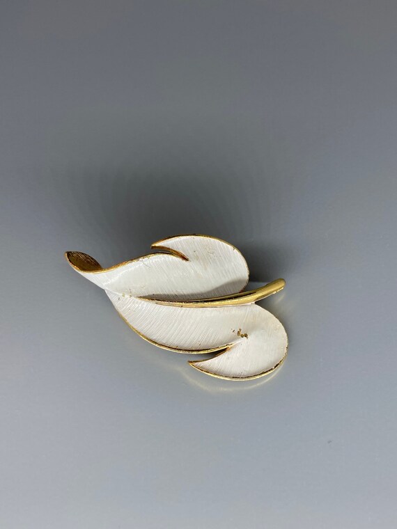 Vintage JJ Signed Enamel Leaf Brooch - image 2