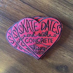 Hjärtformad rullskridsko-lapp med strykfunktion "Skate Dates End With Concrete Kisses"