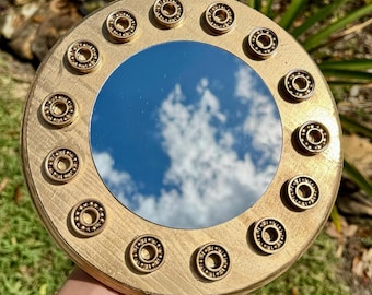 Miroir doré avec patins recyclés - cadeau de décoration intérieure pour les patineurs à roulettes et les planchistes