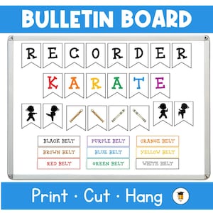 以下が含まれることがあります： 「RECORDER」と「KARATE」という単語がカラフルな文字で書かれた掲示板。リコーダー、空手道着を着た生徒、そして様々な色のベルトの画像があります。