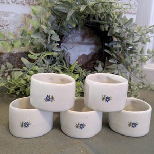 Set of 5 porcelain floral dainty blue daisy Napkin Rings