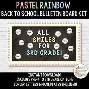 Op de afbeelding: Een pastel regenboogkleurige bulletin board set voor de terugkeer naar school. De set bevat een rand, letters en naamplaatjes. Het bulletin board zegt "All Smiles for 3rd Grade!" met namen van leerlingen op kleurrijke cirkels.