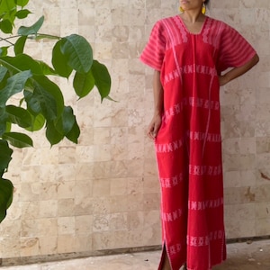 Pode incluir: Um vestido maxi vermelho e rosa bordado com decote em V e mangas curtas.