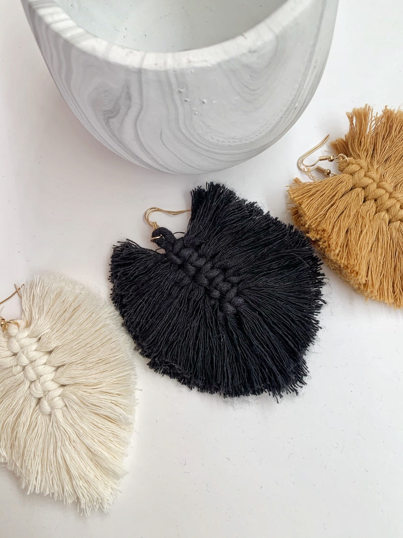 Puede incluir: Tres pares de pendientes de borla en negro, blanco y marr&oacute;n. Los pendientes est&aacute;n hechos a mano y tienen un estilo bohemio.