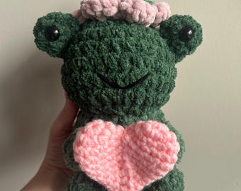 Gehaakte kikker met hart handgemaakte knuffel Valentijnsdag amigurumi knuffeldier
