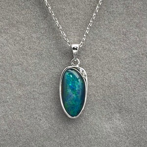 Collar con colgante de triplete de ópalo negro australiano natural en plata de ley 925. Regalo. Joyería fina con piedras preciosas. Ovalado.