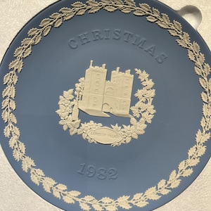 Vintage Wedgwood Jasperwear round display Christmas plate White on pale blue